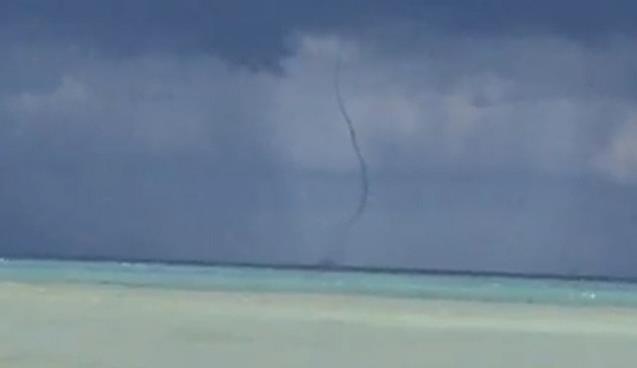 Deniz üzerinde hortum