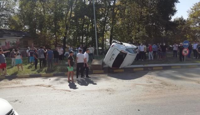 Otomobil direksiyon hakimiyetini kaybetti ve takla attı
