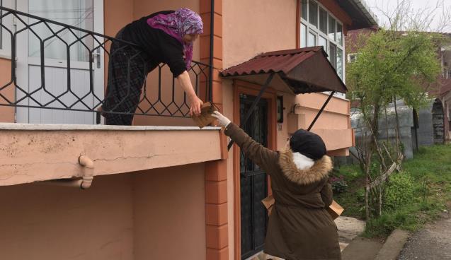 MAHALLELERDE SAĞLIK SETİ DAĞITIMI SÜRÜYOR