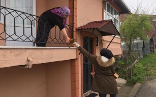 MAHALLELERDE SAĞLIK SETİ DAĞITIMI SÜRÜYOR