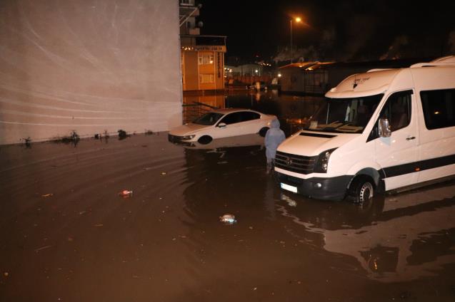 Gece çıkan fırtına ağaçların yıkılmasına ve sele sebep oldu