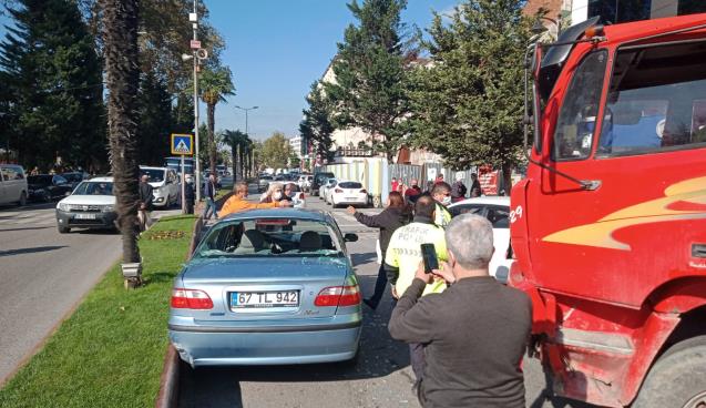 Kamyon Otomobile Çarptı...