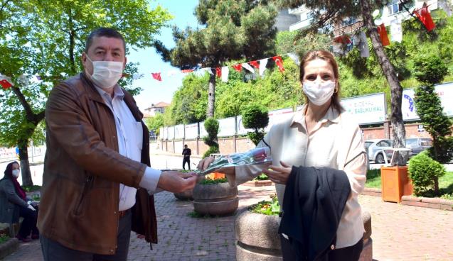 ANNELERE KIRMIZI GÜL..