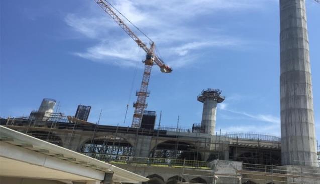 Protokol Cami inşaatında vinç operatörü mahsur kaldı