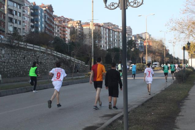 Soğuk havaya aldırış etmeden bitiş çizgisine ulaşmak için