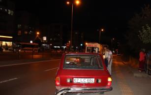 Kamyonet çarptı, Otomobil kaldırıma çıktı…