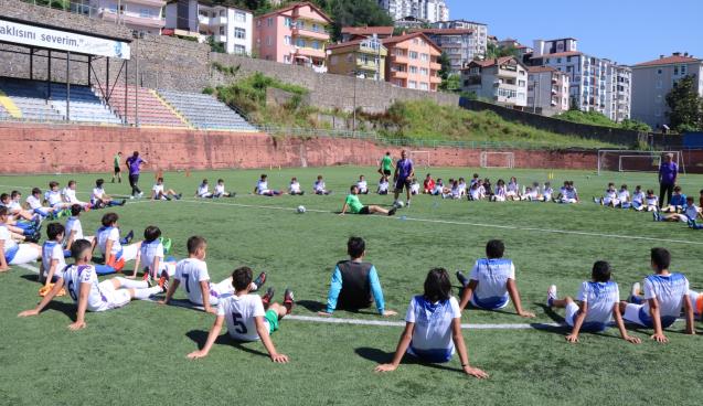 KDZ. EREĞLİ BELEDİYESPOR FUTBOL OKULLARINA YOĞUN İLGİ 