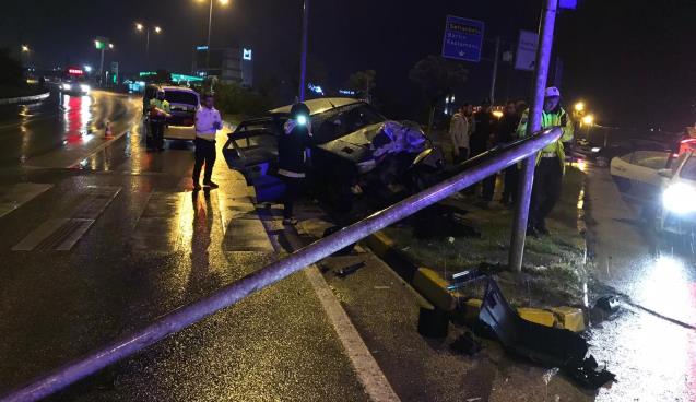 Kayganlaşan yolda trafik lambalarına çarparak durabildi