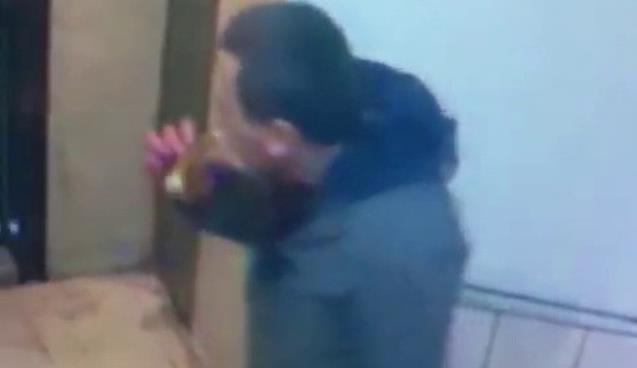 Hem simit yedi, hem hırsızlık yaptı