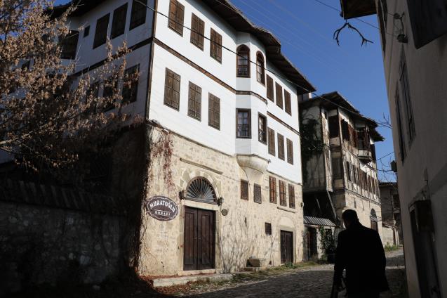 Tarihi konakları soydular