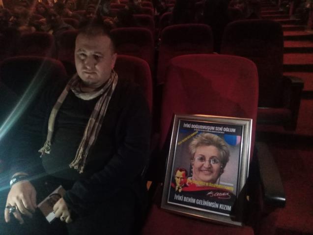Annesinin anısını yaşatmak için her oyunda