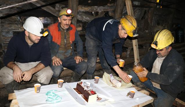 Madenciler yerin 300 metre altında yeni yılı kutladı