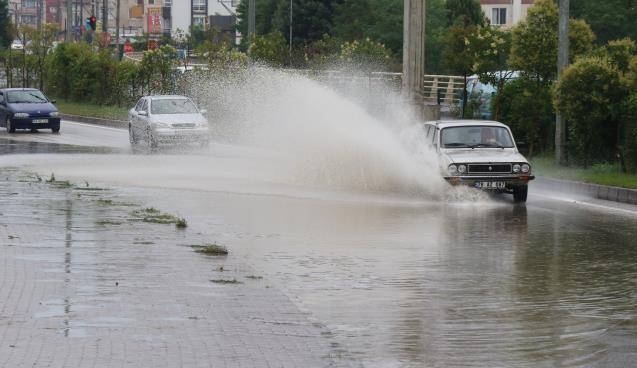 Karabük’te kısa süreli yağış yolları göle çevirdi 