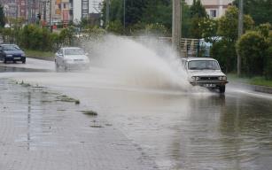 Karabük’te kısa süreli yağış yolları göle çevirdi 