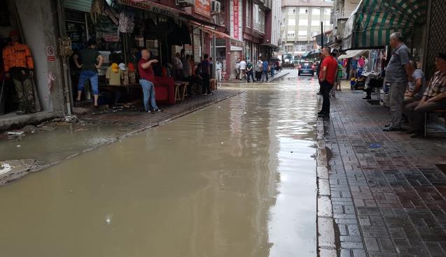 Devrek'te şiddetli yağış su baskınlarına neden oldu 