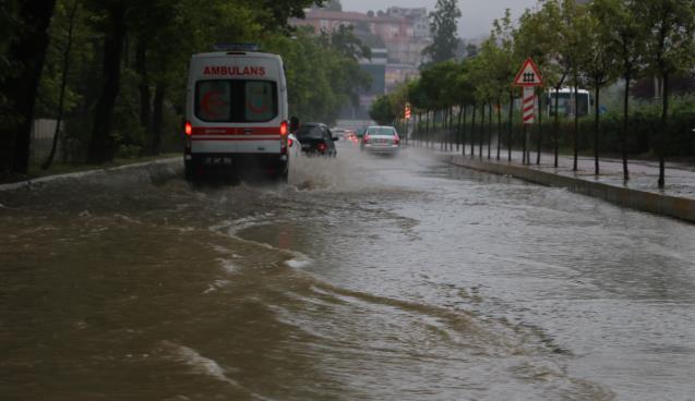Zonguldak'ta şiddetli yağmur yolları göle çevirdi