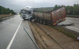 Yaralı sürücüyü yağmurdan yorganla korudular 