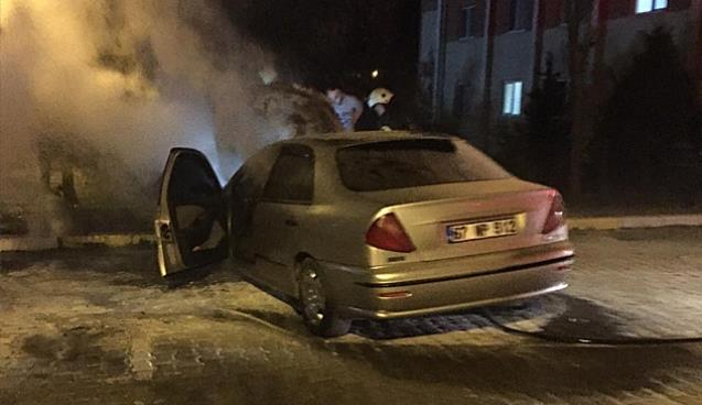 Otomobil bir anda alev aldı…