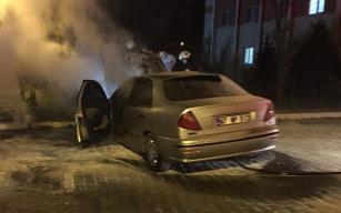 Otomobil bir anda alev aldı…
