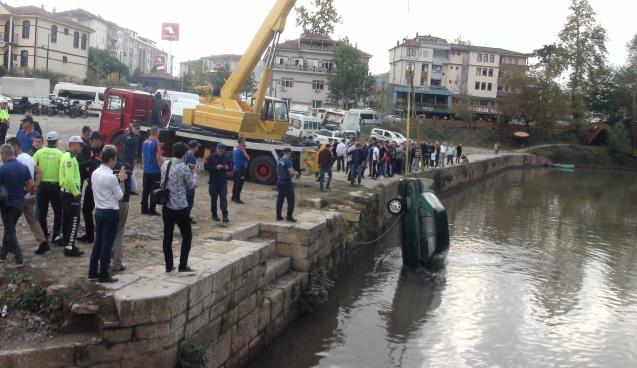 Park halindeki araç ırmağa uçtu