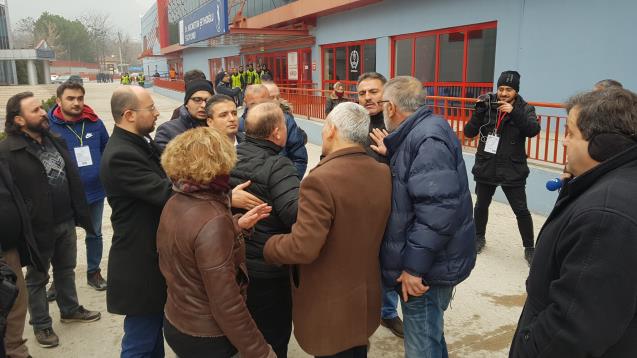 Kulüp başkanı ve futbolcu babası arasında maç sonrası