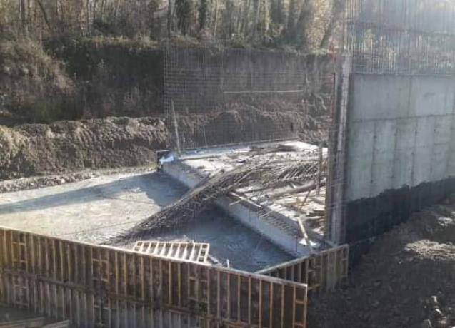 İskele devrildi, 3 işçi yaralandı