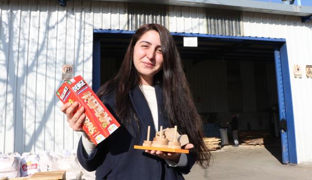  (Özel) Kadınlar ekmeğini keresteden çıkarıyor