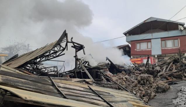 Yanan bina yıkılacak!..