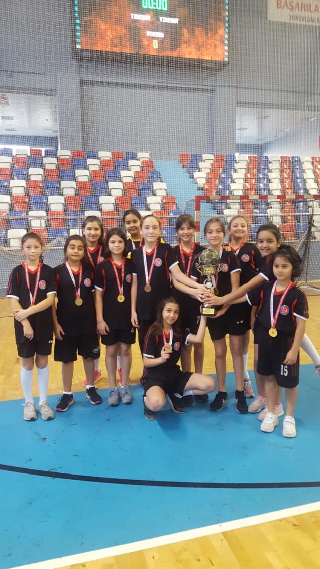 KÜÇÜK KIZLAR YENİLGİSİZ ŞAMPİYON