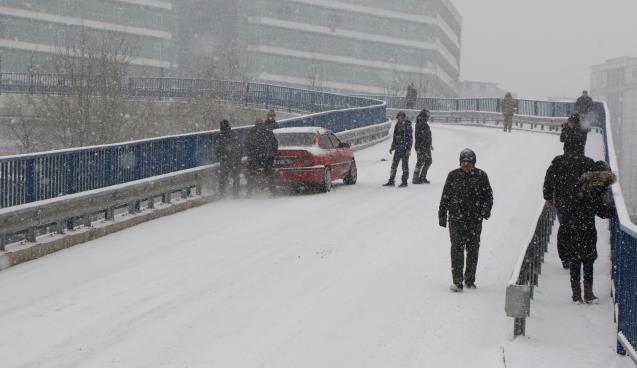 Sürücüler buzlu yollarda hakimiyet sağlamakta zorlandı