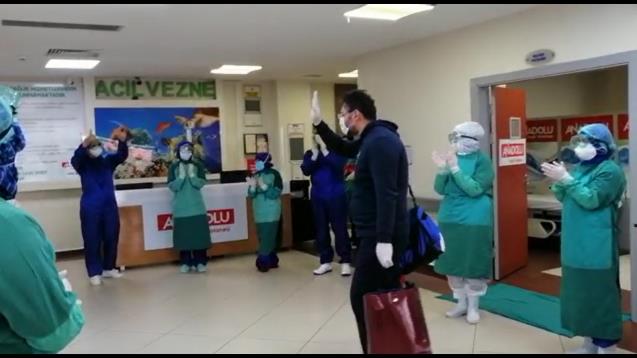 ALKIŞLARLA TABURCU OLDU