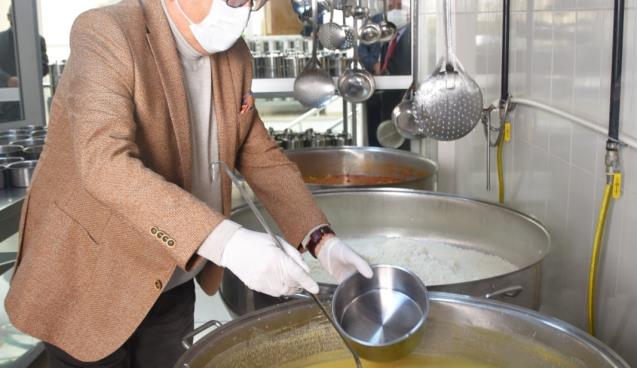 KDZ. EREĞLİ BELEDİYESİ, SICAK YEMEK İLE GÖNÜLLERİ ISITIYOR