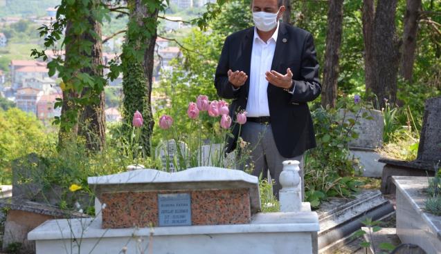 Belde mezarlığında temizlik