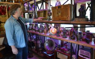 Radyo koleksiyoncuları onun peşinde