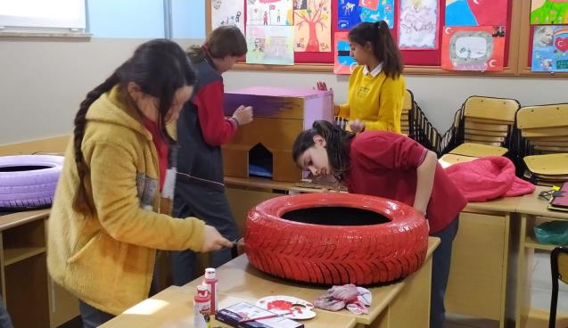 Atık malzemelerden hayvanlara yuva yaptılar