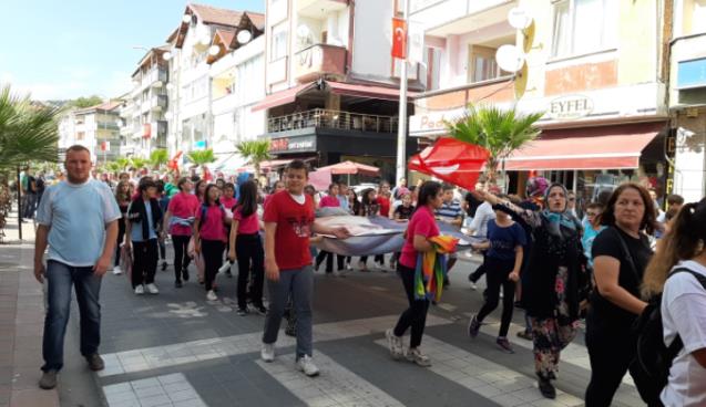 Teslim edilmeyen okulları için yürüdüler