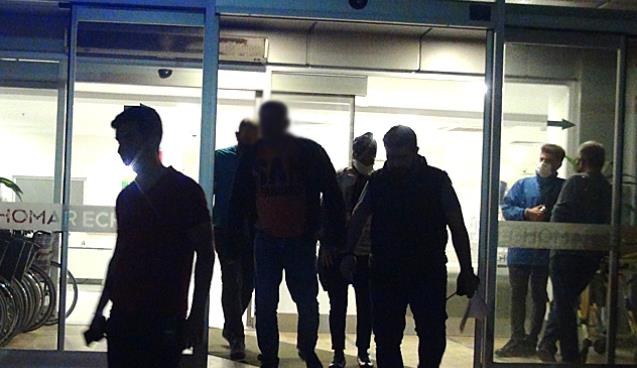 3 KİŞİYİ BIÇAKLAMIŞTI...