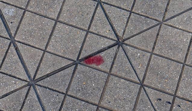 Küçük çocuk arkadaşını Valilik önünde çakıyla yaraladı