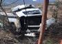 Freni boşalan tır şarampole devrildi: 1 ölü