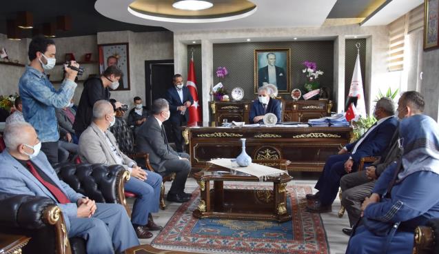 Ak parti yeni kaymakama çıkarma yaptı.