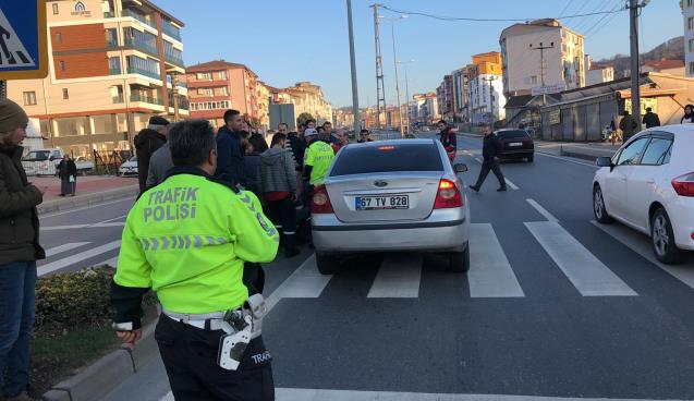 Zonguldak’ın Ereğli ilçesinde yolun karşısına geçmek isteyen