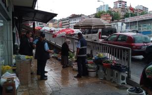 Kaldırım işgaline sabah baskını