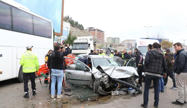 Karşı şeride geçen otomobil hafif ticari araçla çarpıştı