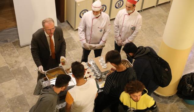 Bartın Üniversitesi Kütüphanesinde öğrencilere çorba ikramı