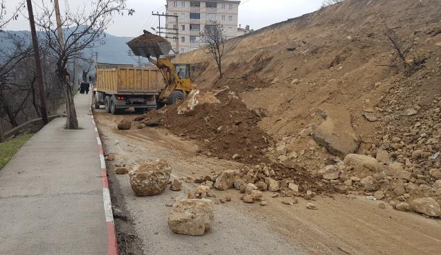 Heyelan tehlikesinin bulunduğu yolda çalışmalar sürüyor