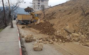 Heyelan tehlikesinin bulunduğu yolda çalışmalar sürüyor