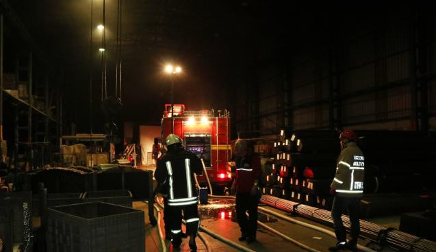 Fabrikadaki yangın paniğe yol açtı 