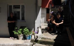 Kapı önünde çaresiz bekleyiş…