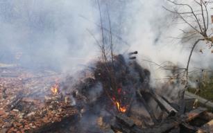 Alevlere teslim olan samanlık kül oldu