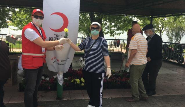 KIZILAY 65 YAŞ ÜSTÜNE ÇİÇEK VE SU DAĞITTI